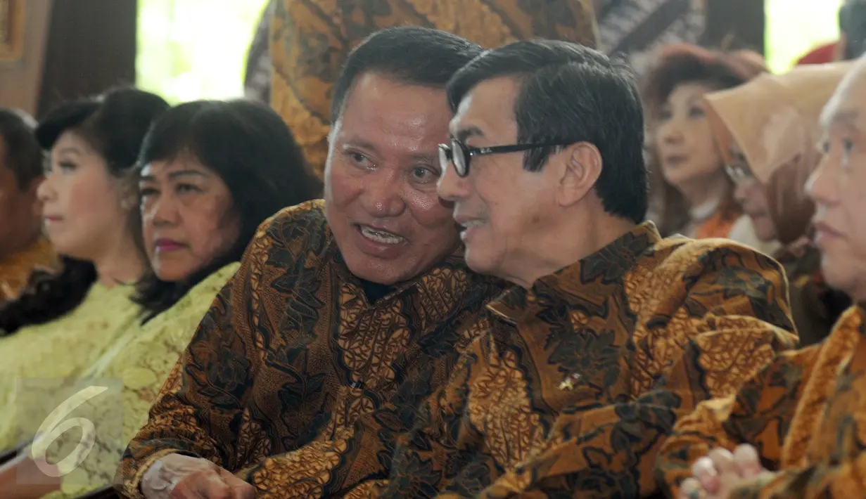 Mantan Menteri Hukum dan HAM, Amir Syamsudin (tengah) berbincang dengan Menteri Hukum dan HAM, Yasonna H Laoly pada pembukaan Napi Craft 2015 di The East Kuningan, Jakarta, Senin (12/21/2015). (Liputan6.com/Helmi Fithriansyah)