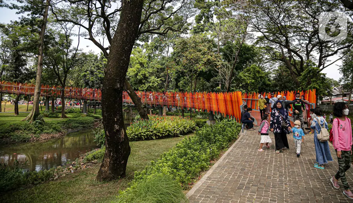 <p>Pengunjung berjalan di Tebet Eco Park, Jakarta, Selasa (10/5/2022). Warga memanfaatkan libur dengan bermain dan berolahraga di taman terbuka setelah pemerintah memperpanjang masa liburan sekolah hingga tanggal 11 Mei 2022. (Liputan6.com/Faizal Fanani)</p>