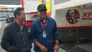 Ayah Rio Haryanto, Sinyo Haryanto (kiri), berbincang dengan ayah Sean Gelael, Ricardo Gelael, saat berkunjung ke paddock Pertamina Campos Racing di Sirkuit Catalunya, Spanyol, Sabtu (14/5/2016). (Bola.com/Reza Khomaini)