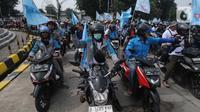 Dalam aksi May Day tersebut mereka menyiapkan dua tuntutan, yaitu Menolak omnibus law dan Hostum (hapus outsourcing dan upah murah). (merdeka.com/Imam Buhori)