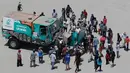 Penonton mengelilingi truk pengemudi Iveco Ton Van Genugten dan rekannya Bernard Der Kinderen, dari Belanda, pada tahap 11 Reli Dakar 2018 antara Belen dan Chilecito / Fiambala, Argentina, (17/1). (AP Photo / Ricardo Mazalan)