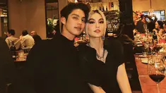 Pertemanan yang terjalin antara Agnez Mo dan Bright Vachirawit kembali mencuri perhatian banyak netizen. Terbaru, keduanya terlihat begitu dekat saat nongkrong bersama. (Liputan6.com/IG/@agnezmo)
