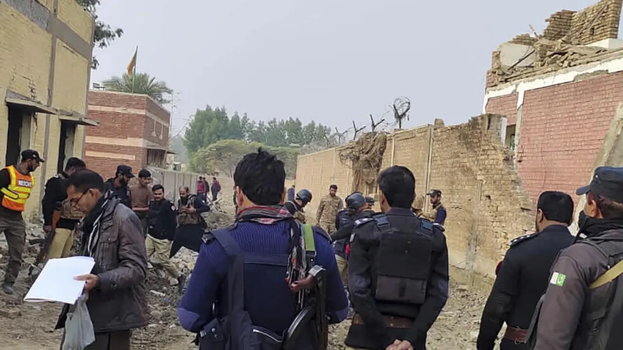Petugas keamanan memeriksa kerusakan di lokasi pemboman, pangkalan militer Pakistan di pinggiran Dera Ismail Khan, pada Selasa, 12 Desember 2023. (AP)