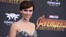 Scarlett Johansson berpose saat menghadiri pemutaran perdana film 'Avengers: Infinity War' di Los Angeles, California (23/4). Aktris 33 tahun ini hadir bersama pacarnya aktor Colin Jost. (AP Photo/Jordan Strauss)