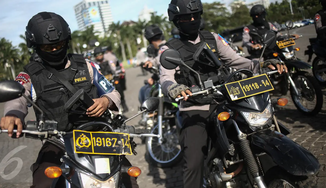 Pasukan bermotor Polri mengikuti Apel Gelar Pasukan Operasi Lilin Jaya 2017 di Lapangan Silang Monas, Jakarta, Kamis (22/12). Apel ini diikuti ribuan pasukan yang terdiri dari unsur TNI, Polri dan Pemda DKI Jakarta. (Liputan6.com/Faizal Fanani)