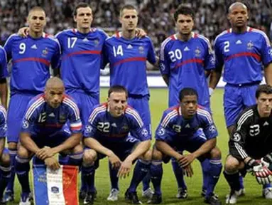 Players of the French football team pose prior to the friendly football match France vs. Paraguay ahead of ahead of the Europe 2008 tournament, on May 31, 2008 at the Stadium in Toulouse, French. AFP PHOTO / FRANCK FIFE