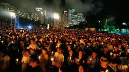 Upacara menyalakan lilin menjadi bagian peringatan 25 tahun tragedi penumpasan gerakan pro demokrasi oleh militer Tiongkok, (4/6/2014). (REUTERS/Bobby Yip) 
