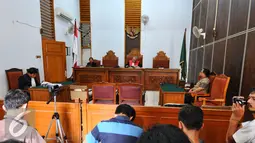 Suasana saat sidang praperadilan mantan Gubernur Papua Barnabas Suebu di PN Jakarta Selatan, Selasa (7/7/2015). Barnabas ditetapkan tersangka oleh KPK atas kasus DED PLTA Sentani tahun 2008. (Liputan6.com/Yoppy Renato)