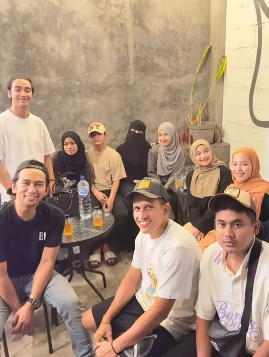 Pada momen tersebut, netizen dibuat salah fokus dengan kehadiran Egy Maulana Vikri. Seperti diketahui, pemain sepak bola itu kerap disebut menjalin hubungan spesial dengan Adiba. Tampak pula Nadzira Shafa, istri dari mendiang Amer Azzikra putra mendiang Ustaz Arifin Ilham turut hadir memeriahkan. (Liputan6.com/IG/@_ummi_pipik_)