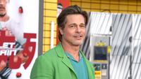Brad Pitt saat menghadiri pemutaran perdana film Bullet Train di Regency Village Theatre, Los Angeles, California, Amerika Serikat, 1 Agustus 2022. Brad Pitt mengenakan setelan hijau mint dipasangkan dengan kemeja teal. (Jon Kopaloff/Getty Images/AFP)