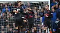 Para Pemain Arsenal, merayakan gol Nacho Monreal (2kiri) saat melawan Everton pada laga Premier League pekan ke-9 di Goodison Park, Liverpool, (22/10/2017). Arsenal menang 5-2. (AFP/Oli Scarff)