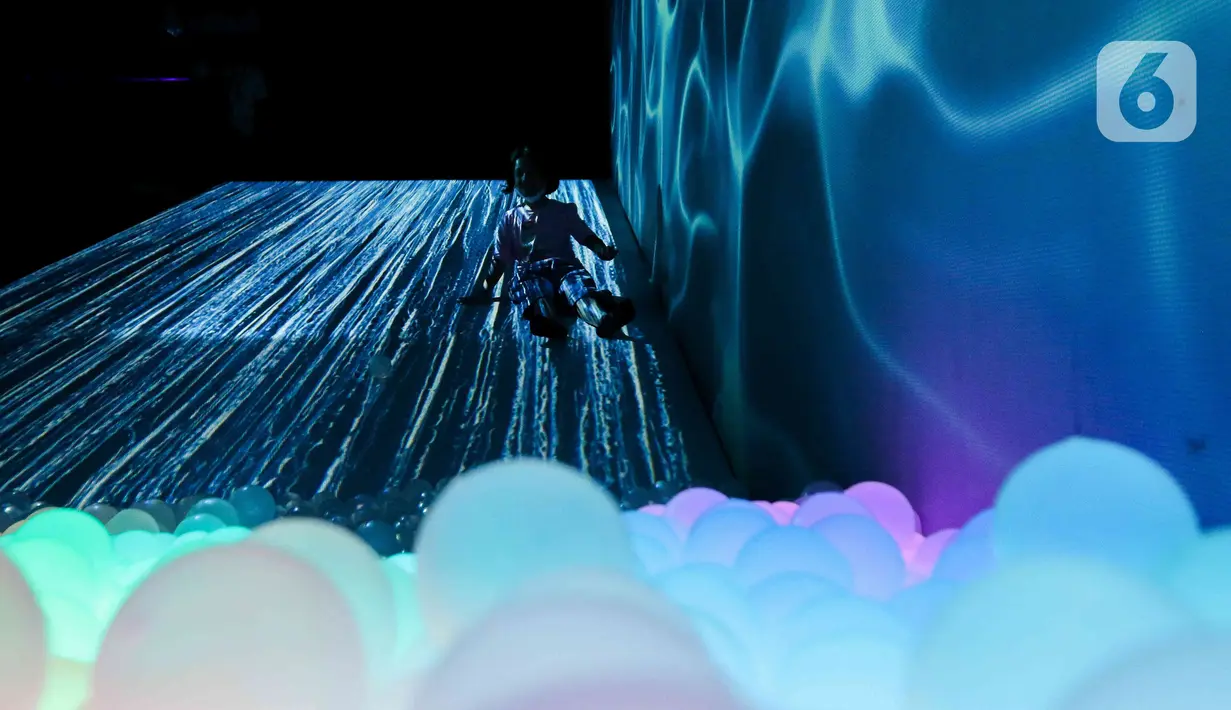 Pengunjung dapat  menikmati beragam instalasi seni yang dipadukan dengan teknologi video mapping yang diproyeksi 360 derajat. (Liputan6.com/Herman Zakharia)
