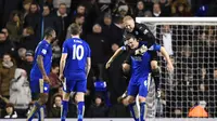 Bek Leicester City, Roberth Huth (dua dari kanan) mendapat ucapan selamat dari kiper Kasper Schmeichel usai mencetak gol ke gawang Tottenham Hotspur, pada laga lanjutan Premier League, di Stadion White Hart Lane, Kamis (14/1/2016) dini hari WIB. Leicester