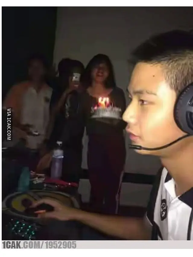 Momen Kocak Saat Rayakan Ulang Tahun Ini Bikin Ketawa Geli
