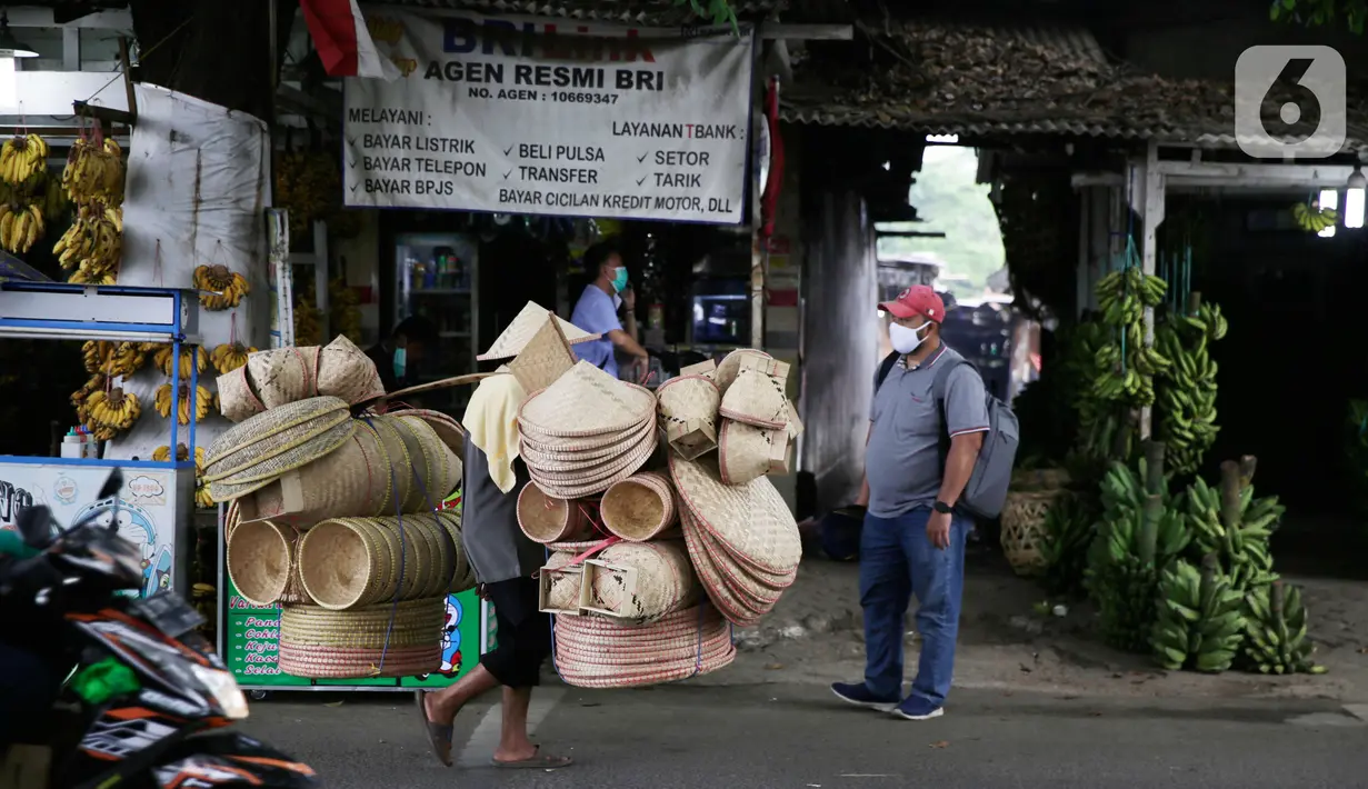 Pedagang menggedong daganganya untuk di jaual berkeliling di Tangerang, Banten, Kamis (2/9/2021). Menteri Koperasi dan UKM Teten Masduki menyampaikan realisasi penyaluran BPUM 2021 sudah mencapai Rp14,21 triliun atau 92,35 persen dari total Rp15,36 triliun. (Liputan6.com/Angga Yuniar)