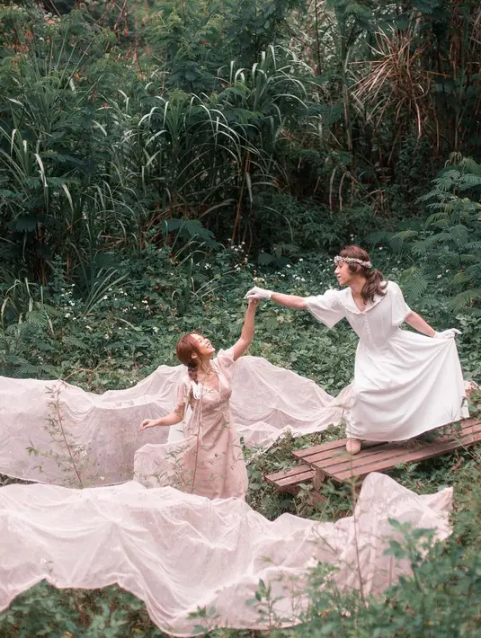 Estetika gaya berpakaian yang terinspirasi dari gaya era Romantic dan Victorian di pedesaan Inggris ini sebenarnya mulai dipopulerkan sejak 2017 lalu, namun terus diminati hingga saat ini. [@cakecaine]