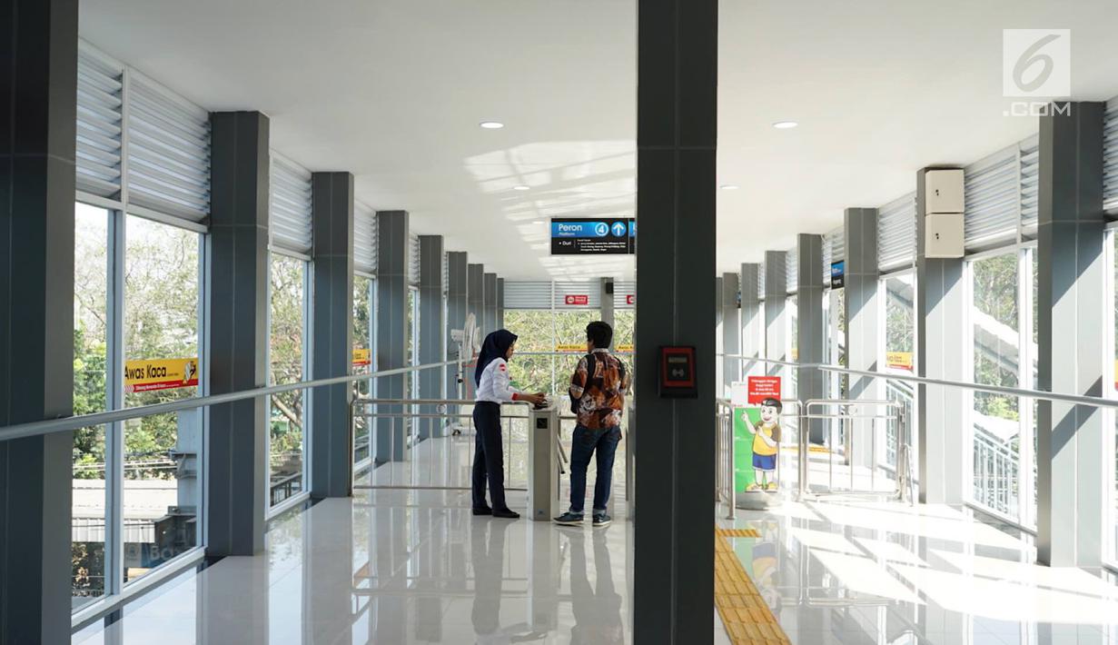 Petugas melayani penumpang yang akan masuk ke Stasiun Batu Ceper, Tangerang, Banten, Kamis (18/7/2019). Skybridge Stasiun Batu Ceper menghubungkan peron 1 dan 2 (KA Bandara) menuju peron 3 dan 4 (KRL Commuterline). (Liputan6.com/Immanuel Antonius)