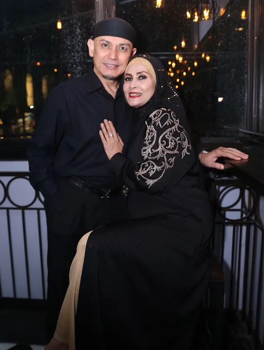 Baby terus merayu agar sauminya berangkat dan melakukan pernikahan demi menghormati orang tuanya. Air mata tak mampu dibendung oleh Baby setelah kepergian suaminya. (Andy Masela/Bintang.com)