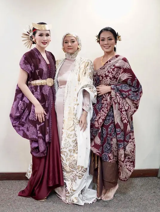 Tak hanya Cut Mini, Dewi Lestari juga mengabadikan momen bertemu Sandra Dewi. Baginya momen seru ini justru terjadi di belakang panggung. (Foto: Instagram/@deelestari)