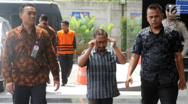 Kader Partai Perindo Kabupaten Bengkulu Selatan, Juhari alias Jukak dikawal petugas tiba di gedung KPK, Jakarta, Rabu (16/5). Jukak terjaring Operasi Tangkap Tangan (OTT) di rumah pribadi Bupati Bengkulu Selatan, Dirwan Mahmud. (Merdeka.com/Dwi Narwoko)