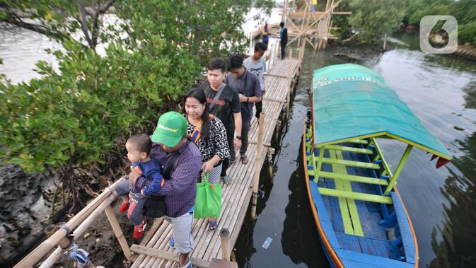 Wisatawan usai menaiki perahu saat mengunjungi Taman Wisata Hutan Bakau (Mangrove) di Desa Segarajaya, Tarumajaya, Bekasi, Jawa Barat (24/11/2019). Taman wisata hutan bakau ini menjadi salah satu destinasi favorit warga, baik dari dalam maupun luar Bekasi. (merdeka.com/Iqbal S. Nugroho)