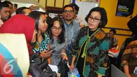 Sri Mulyani berbincang dengan peserta usai membuka pameran pendidikan tinggi LPDP Edufair 2017 di Kantor Kemenkeu, Jakarta, Selasa (31/1). Pameran di gelar di tiga tempat, yakni di Jakarta, Surabaya dan Yogyakarta. (Liputan6.com/Angga Yuniar)