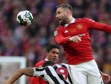 Pemain Manchester United, Luke Shaw (kanan) berebut bola dengan pemain Newcastle United, Callum Wilson pada laga final Carabao Cup 2022/2023 di Wembley Stadium, London, 26 Februari 2023. Shaw bergabung dengan MU pada bursa transfer musim panas 2014/20/15 dari Southampton dengan biaya 37,50 juta euro. (AFP/Adrian Dennis)