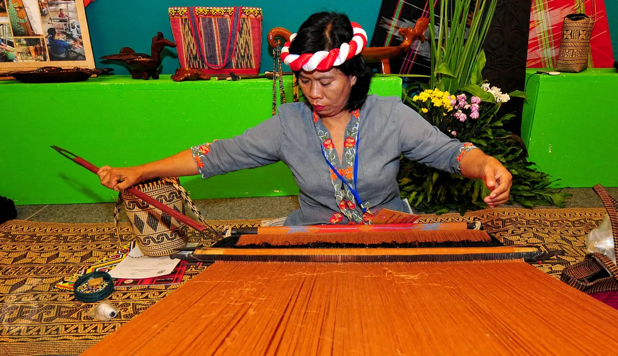 Seorang pengrajin sedang mengayam saat pameran produk-produk kerajinan di gedung SMESCO, Jakarta, Jumat (5/6/2015). Pameran ini diikuti 116 peserta dari 33 provinsi di Tanah Air dalam rangka memeriahkan HUT Dekranas Ke–35. (Liputan6.com/Yoppy Renato)