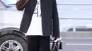 Saat di bandara, Cha Eunwoo tampil dengan jaket hitam serasi dengan celana, tad, topi, dan bootsnya. Dipadukan tshirt putih sebagai inner. [Dior]