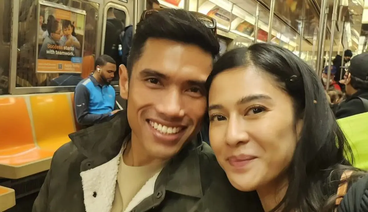 Liburan bersama suami, Dian tampil mengenakan atasan kaos hitam putih dipadukan outer hitamnya. [@therealdisastr]