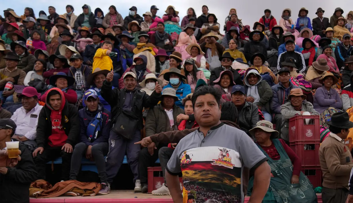 <p>Seorang matador amatir berpose untuk foto dalam Festival Our Lady of the Rosary di Desa Andes Huarina, Bolivia, Senin (3/10/2022). Sekelompok matador amatir melakukan parodi dari adu banteng Spanyol, tetapi tanpa mengorbankan banteng. (AP Photo/Juan Karita)</p>