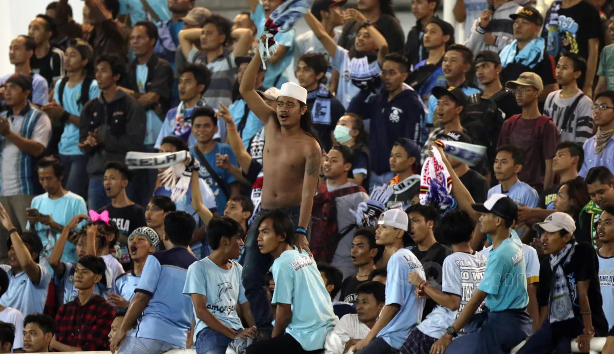 Fans Persela Lamongan saat memberikan dukungan kepada timnya saat melawan PS TNI pada  Liga 1 2017 di Stadion Pakansari, Bogor, Sabtu (27/5/2017). (Bola.com/Nicklas Hanoatubun)