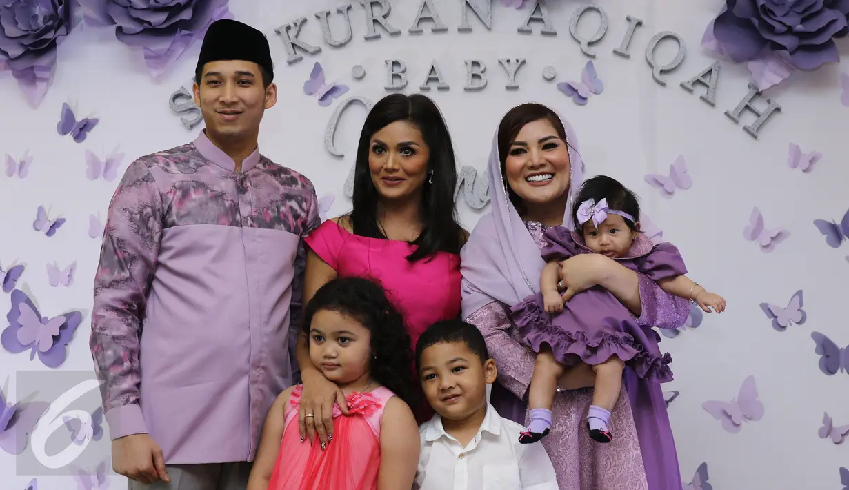 Penyanyi Krisdayanti foto bersama saat menghadiri syukuran aqiqah anak ke-2 pasangan Nindy dan Askara di Jakarta, Sabtu (21/1). (Liputan6.com/Herman Zakharia)