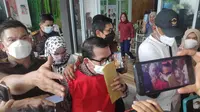 Dekan (non aktif) Universitas Riau, Syafri Harto yang menjadi tersangka pelecehan mahasiswi saat ditahan jaksa Kejati Riau dan Kejari Pekanbaru. (Liputan6.com/M Syukur)