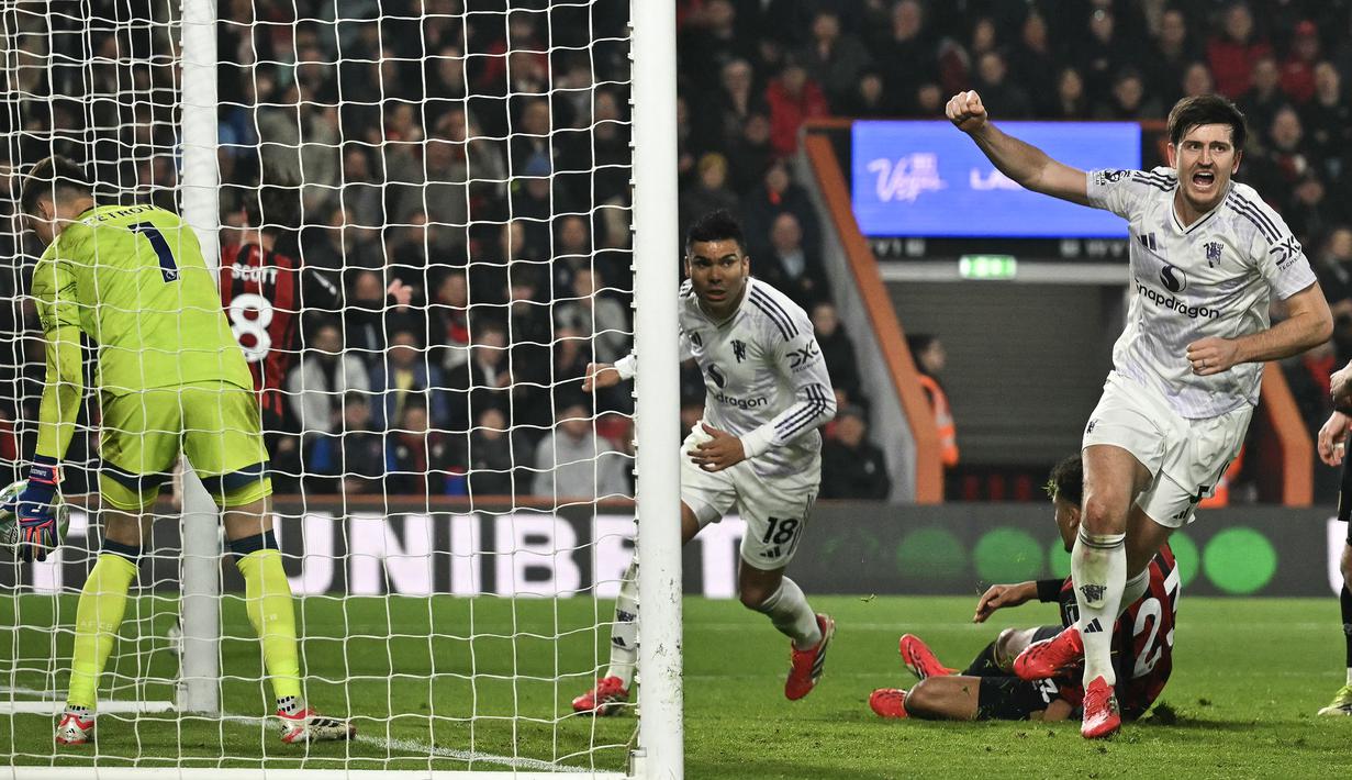 Maguire berkontribusi atas gol kedua Setan Merah yang membuat skor menjadi 2-1. (AFP/Glyn Kirk)