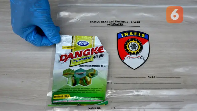 Barang bukti bungkusan racun rumput yang digunakan siswi SMA Gowa untuk bunuh diri (Liputan6.com/Dok: Polres Gowa)
