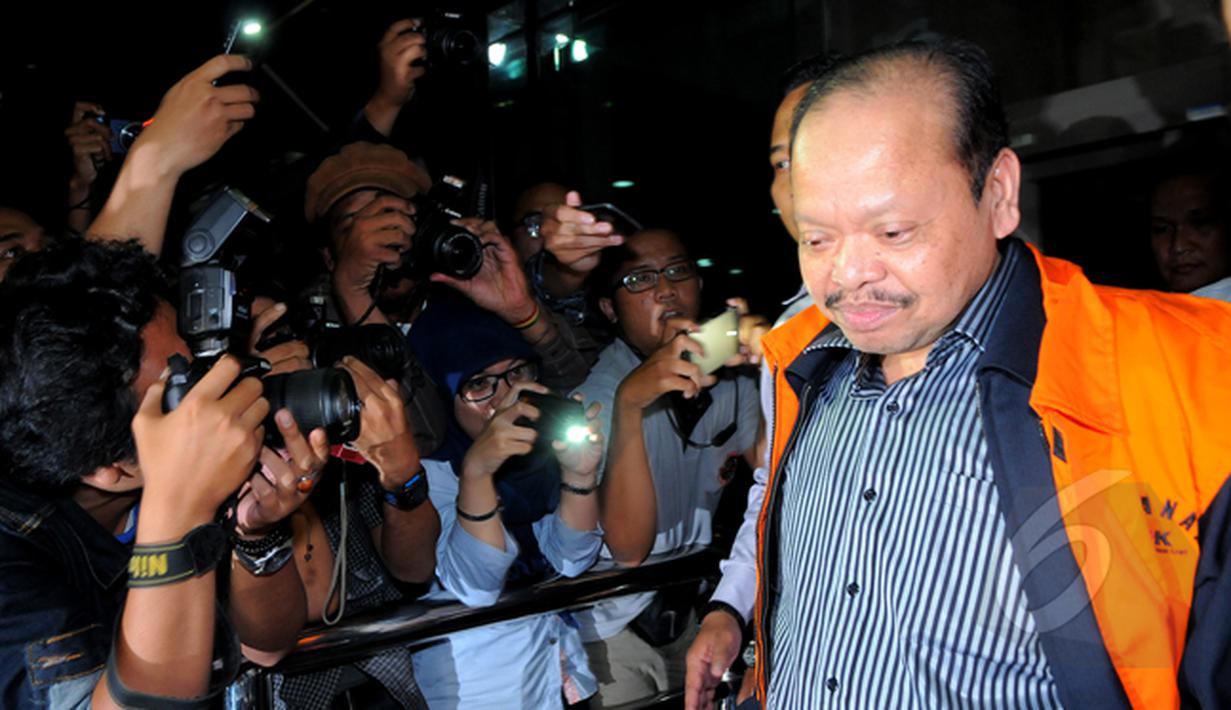 Komisi Pemberantasan Korupsi menahan mantan Ketua Komisi VI DPR, Sutan Bhatoegana, Jakarta, Senin (2/2/2015). (Liputan6.com/Faisal R Syam)