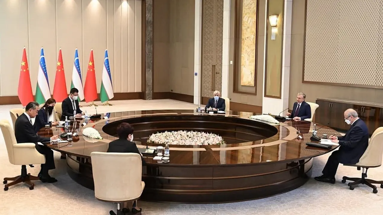 Pertemuan Menteri Luar Negeri China Wang Yi dan pemerintah Uzbekistan di konferensi internasional Asia Tengah dan Selatan.