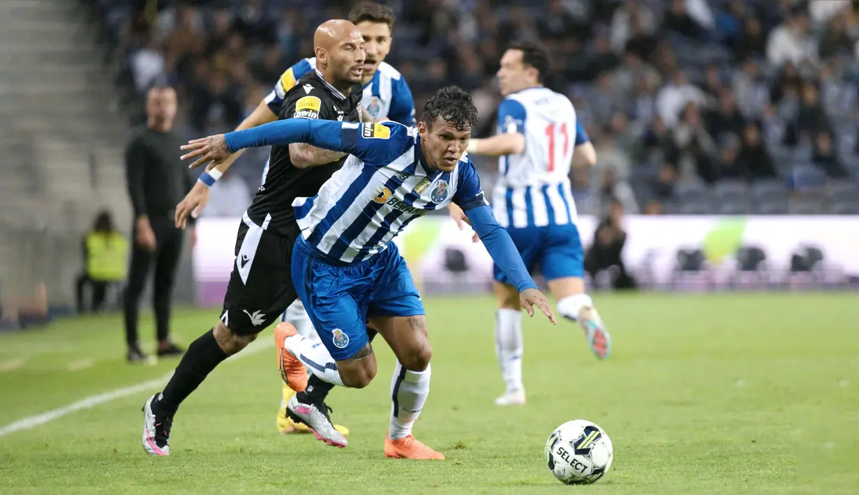 Di musim perdananya berseragam Azuis e brancos, Veron berhasil mencatatkan 27 penampilan, serta satu gol dan lima assist. Ia juga menjadi pilihan sang pelatih, yang membuatnya bisa mengoleksi total 688 menit bermain. (Fernando Veludo)