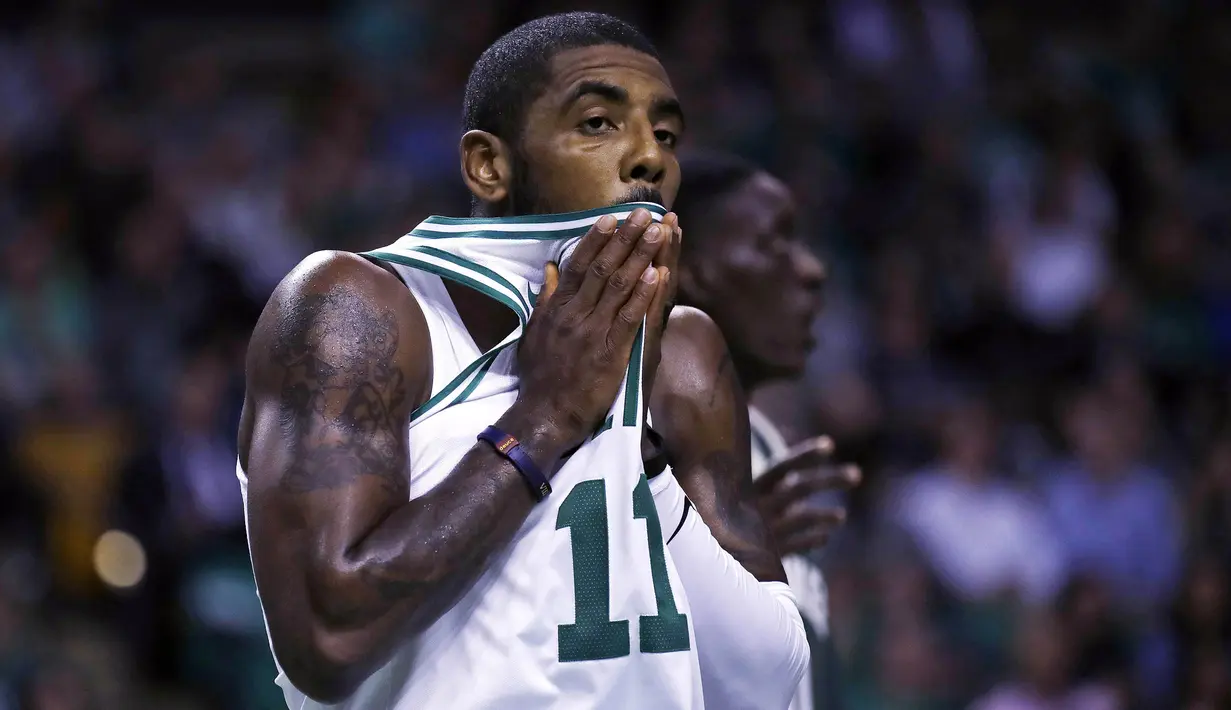 Pebasket Boston Celtics, Kyrie Irving, tampak kecewa usai kalah dari Milwaukee Bucks pada laga NBA di TD Garden, Boston, Rabu (18/10/2017). Celtics kalah 100-108 dari Bucks. (AP/Charles Krupa)