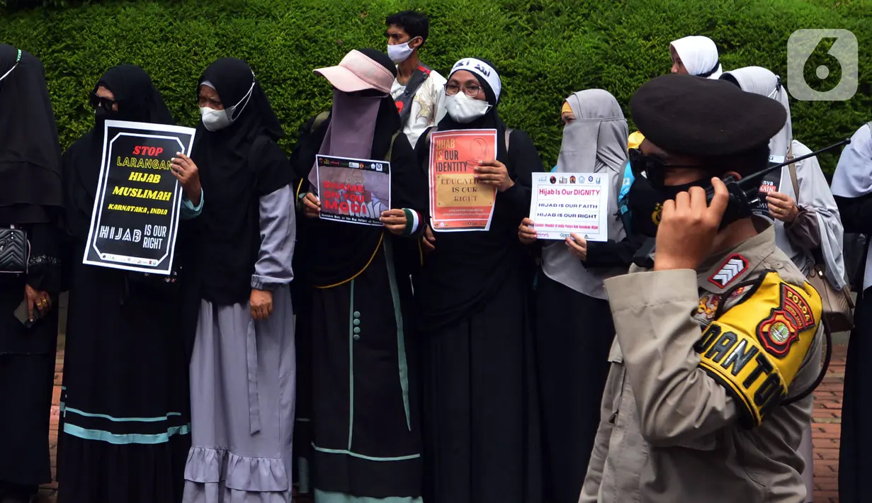 Aksi damai untuk mendukung muslimah India di depan Kedutaan Besar India, Jakarta, Selasa (22/2/2022). Aksi ini merupakan dukungan dan pembelaan kepada pelajar dan mahasiswa muslim di India terkait pelarangan menggunakan hijab dan persekusi. (merdeka.com/Imam Buhori)