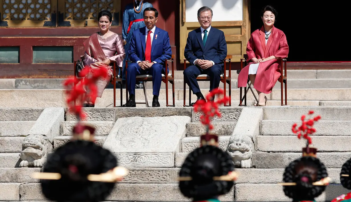 Presiden Jokowi bersama Presiden Korea Selatan Moon Jae-in didampingi Ibu Negara Iriana Joko Widodo dan Ibu Negara Kim Jung-sook disuguhi kesenian korea saat upacara penyambutan di istana Changdeokgung, Seoul, Senin (10/9). (Jeon Heon-kyun/Pool via AP)