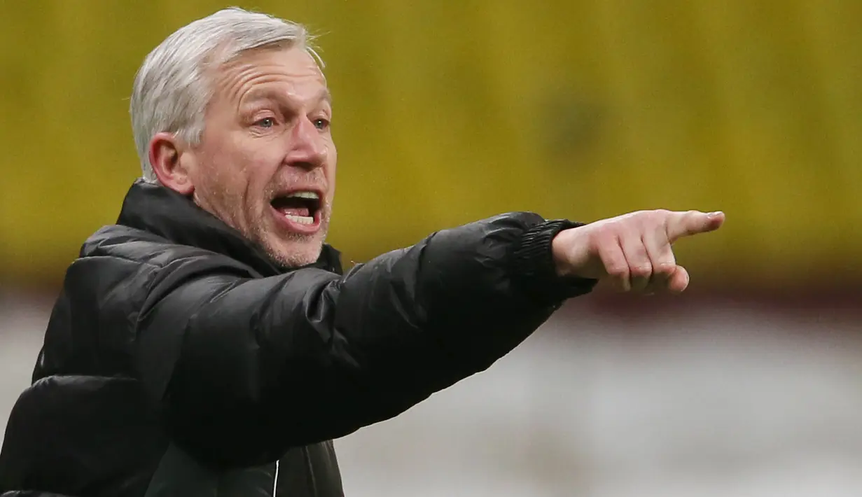 3. Alan Pardew – Dirinya kini sedang menganggur setelah dipecat Crystal Palace pada akhir Desember lalu. Untuk jangka pendek, pelatih berusia 55 tahun ini kerap menjadi penyelamat bagi klub-klub yang sedang terpuruk. (EPA/Sergey Ilnitsky)