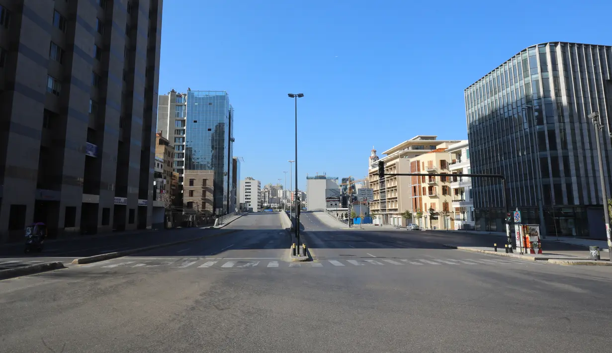 Gambar pada 10 Januari 2021 menunjukkan jalan utama yang kosong setelah lockdown penuh selama tiga minggu di Lebanon. Keputusan lockdown tersebut diambil setelah Pemerintah Lebanon merasa khawatir akan terjadi lonjakan pasien di seluruh rumah sakit akibat corona COVID-19. (ANWAR AMRO/AFP)
