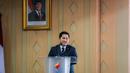 Menteri Pemuda dan Olahraga Republik Indonesia (Menpora RI) periode 2025-2029, Erick Thohir memberikan sambutan dalam acara serah terima jabatan yang berlangsung di Auditorium Wisma Kemenpora, Senayan, Kamis (18/09/2025). (Bola.com/Bagaskara Lazuardi)
