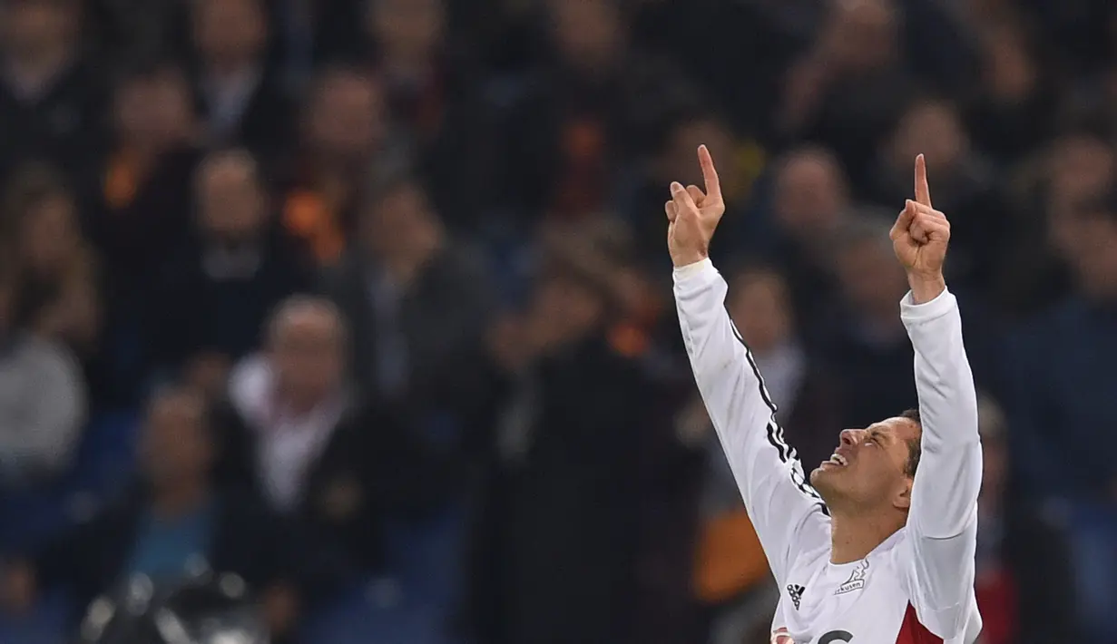 Ekspresi pemain Bayer Leverkusen, Javier Hernandez, setelah mencetak gol ke gawang AS Roma dalam laga Grup E Liga Champions di Stadion Olimpico, Roma, Kamis (5/11/2015) dini hari WIB. (AFP Photo/Andreas Solaro)