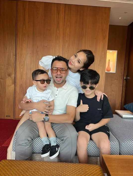<p>Presenter kondang Raffi Ahmad juga pernah mendapatkan undangan haji dari Kerajaan Arab Saudi tahun 2022 silam melalui Gus Miftah. Menurut Gus Miftah, pria dua orang anak itu tak bisa memenuhi karena sudah ada jadwal lain. Tahun ini 2023, Raffi dan Gigi pun berangkat menunaikan ibadah haji. [Instagram/raffinagita1717]</p>