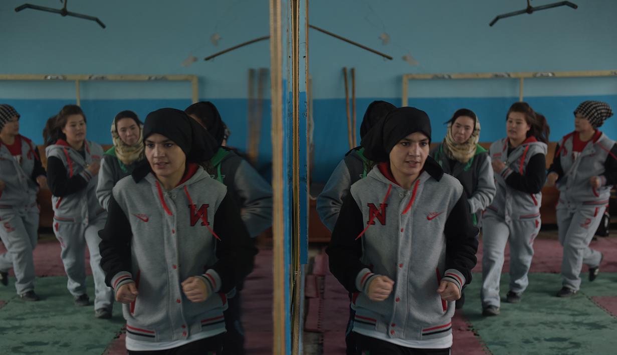 Sadaf Rahimi, gadis berusia 19 tahun ini memimpin rekan-rekannya berlatih di Stadion Ghazi, Kabul, Afganistan, (27/1/2016). (AFP/Shah Marai)