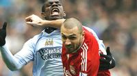 Duel antara bek Liverpool, Andrea Dossena dengan bek Manchester City, Micah Richards dalam lanjutan EPL yang berlangsung di Anfield Stadium, 22 Februari 2009. AFP PHOTO/Glyn Kirk