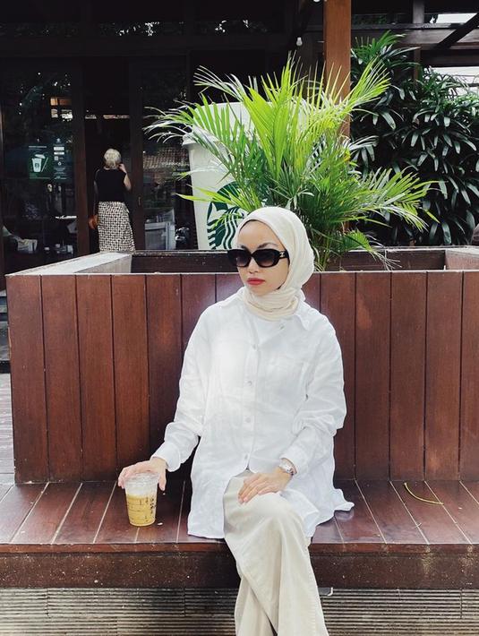 Gaya kekinian yang gaul juga pernah dilakukan Tsana dengan outfit putih. Outfit putih disempurnakan dengan memakai kacamata hitam. Gaya Tsana dengan kacamata hitam ini kece hingga membuat Pasukan Teri menyebutnya Paus yang gaul. (Liputan6.com/IG/@ntsana)